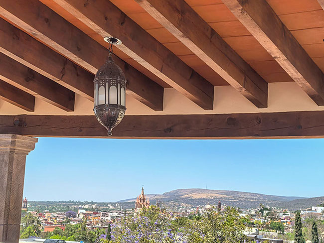 Vista San Miguel con lámpara colonial